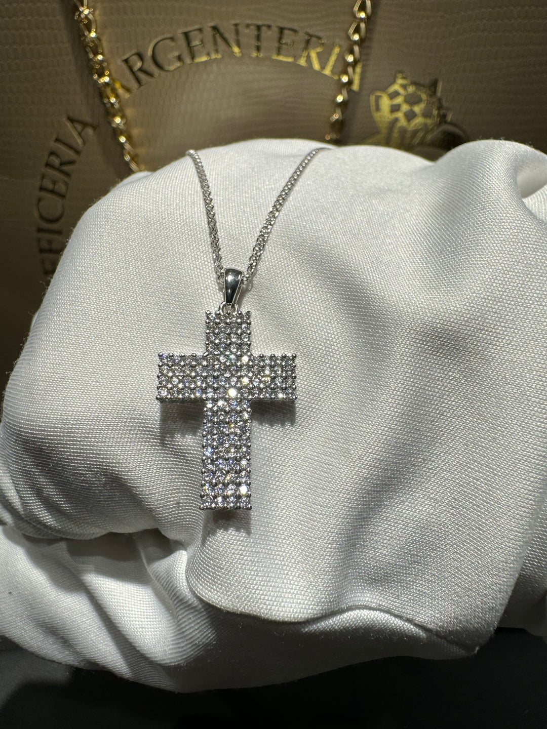 Collana con croce pavè