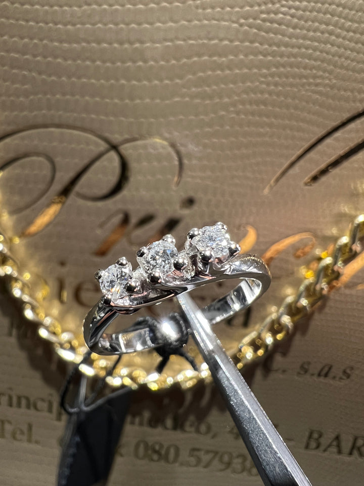 Anello trilogy diamanti 0.24