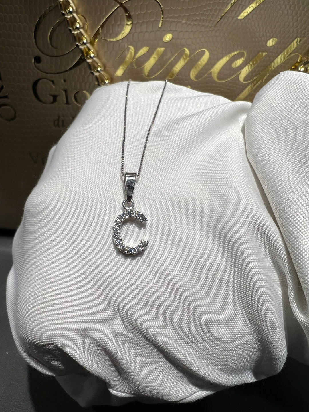 Collana con lettera con pietre