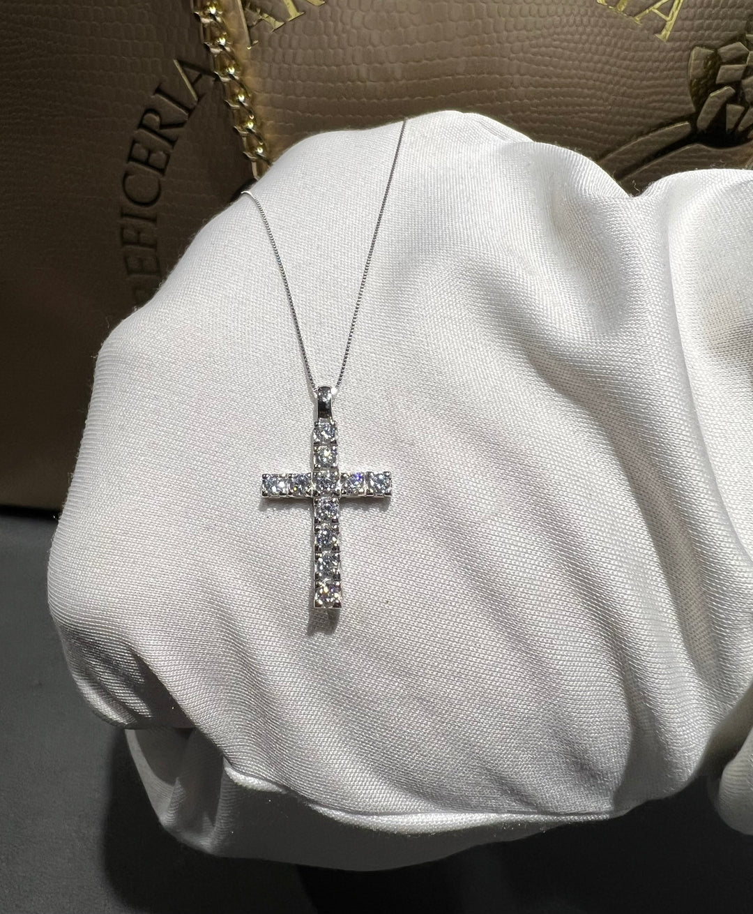 Collana con croce con pietre