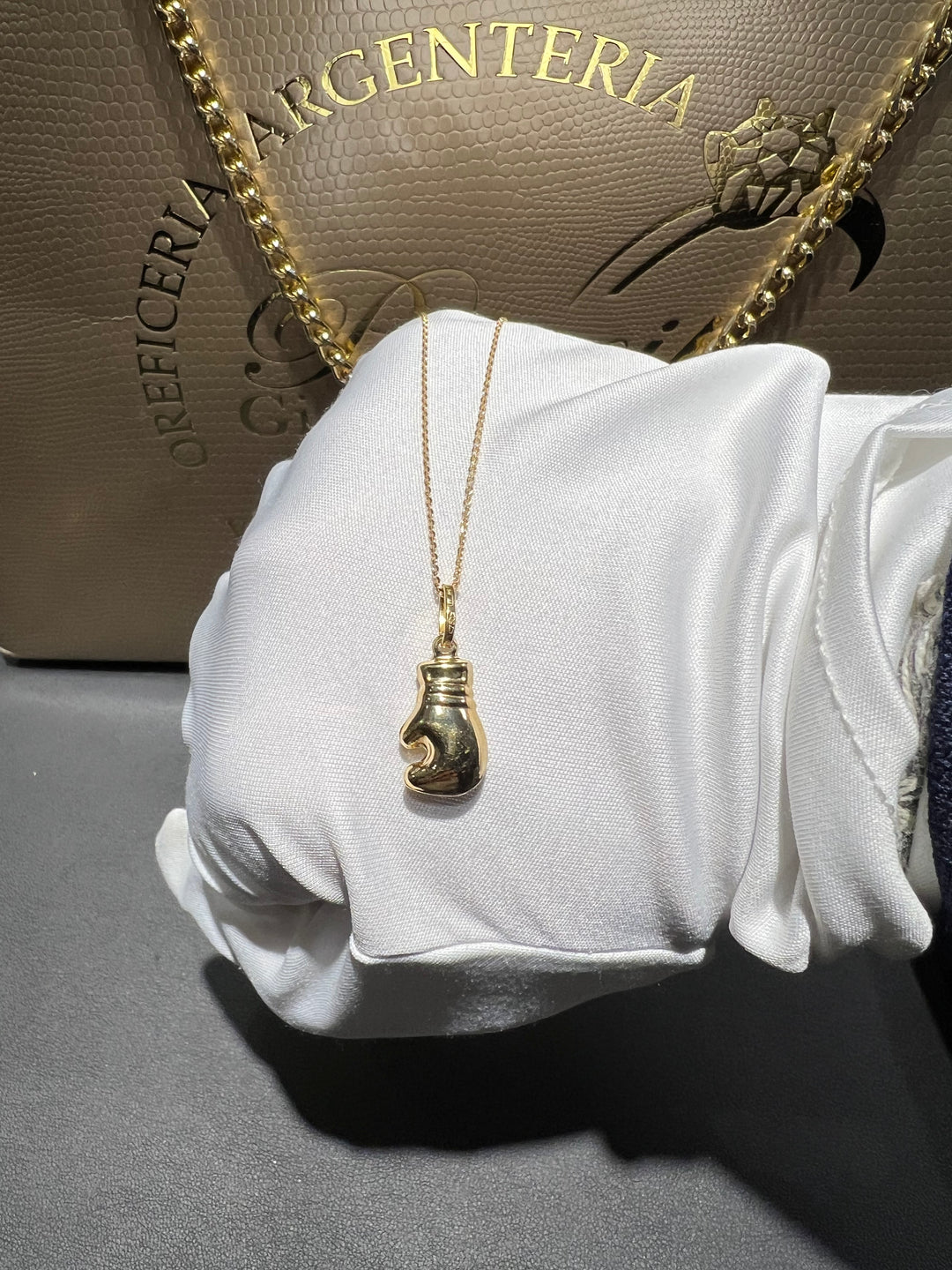 Collana guantone oro