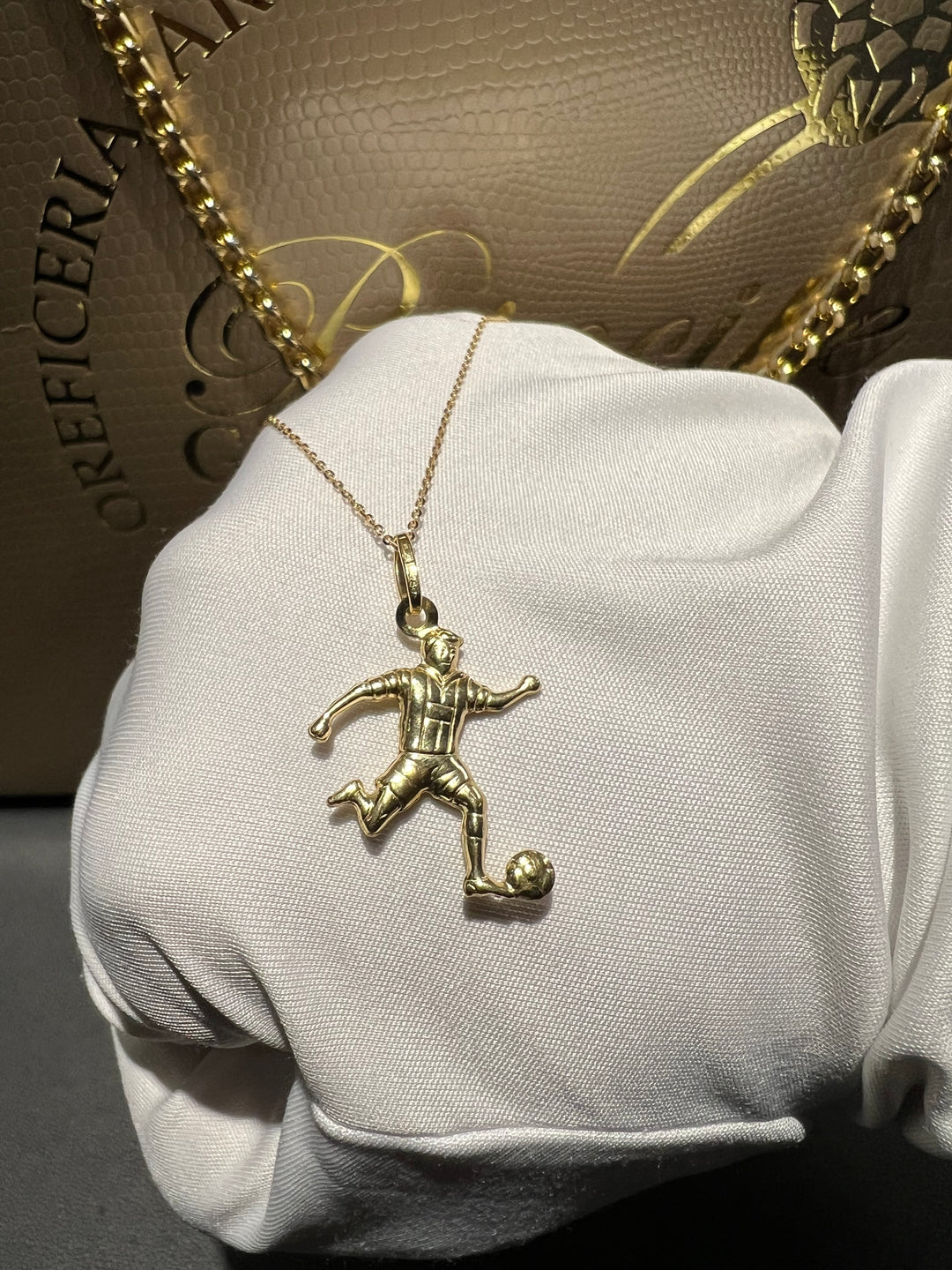 Collana calciatore oro