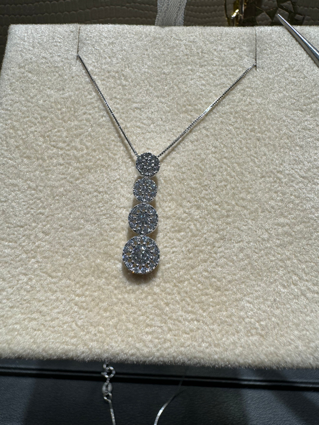 Collana quattro punto luce