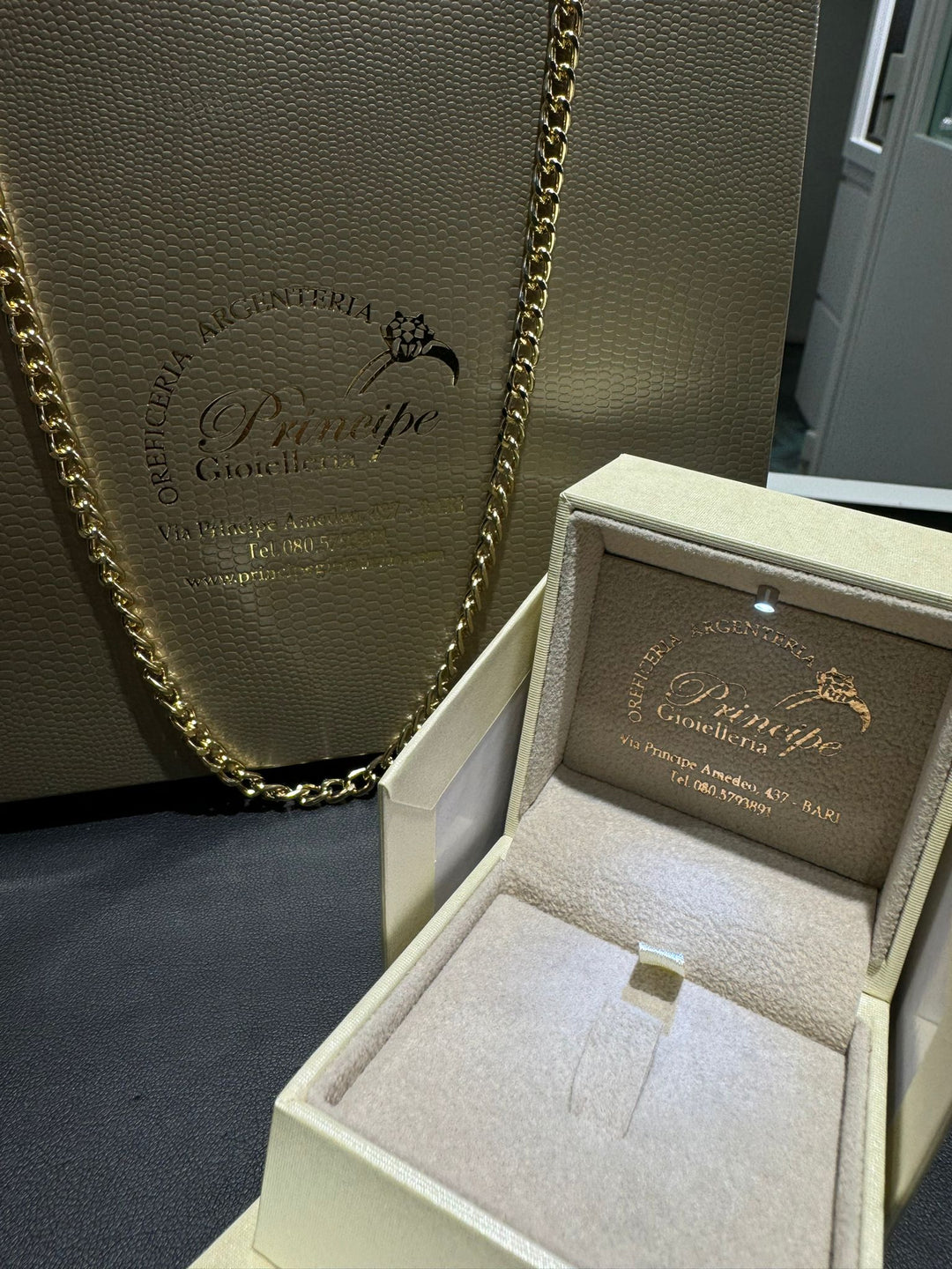 Scatola con controscatola LED + busta con catena dorata