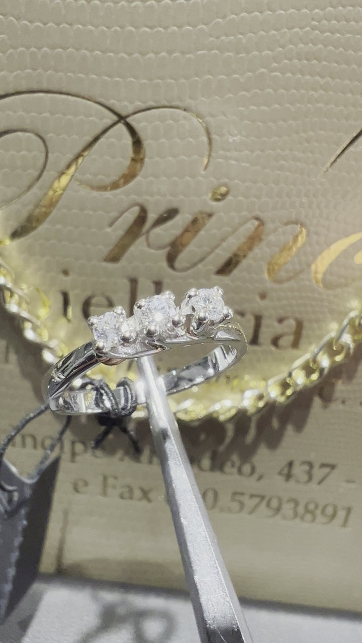 Anello trilogy diamanti 0.24