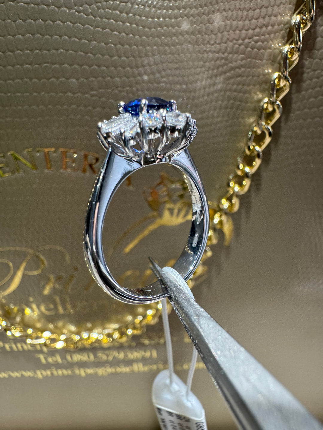 Anello con zaffiro e diamanti taglio baguette - Asta Gioielli - Cambi Casa d'Aste Anello con zaffiro e diamanti taglio baguette - Asta Gioielli - Cambi Casa d'Aste