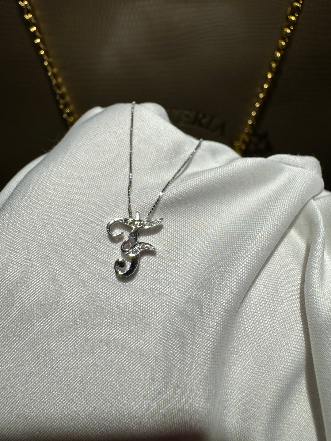 Collana con lettera diamanti