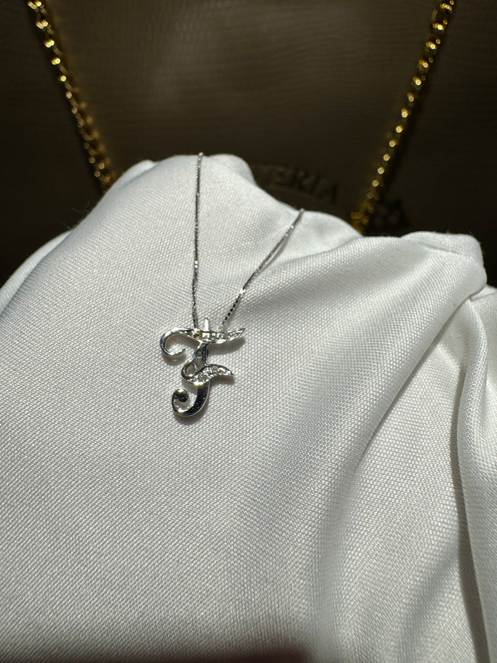 Collana con lettera diamanti