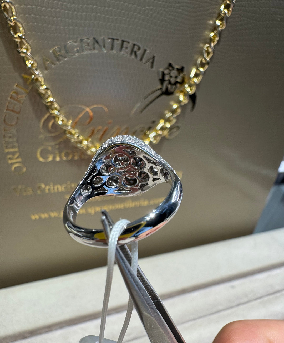 Anello a scudo pavè Visconti