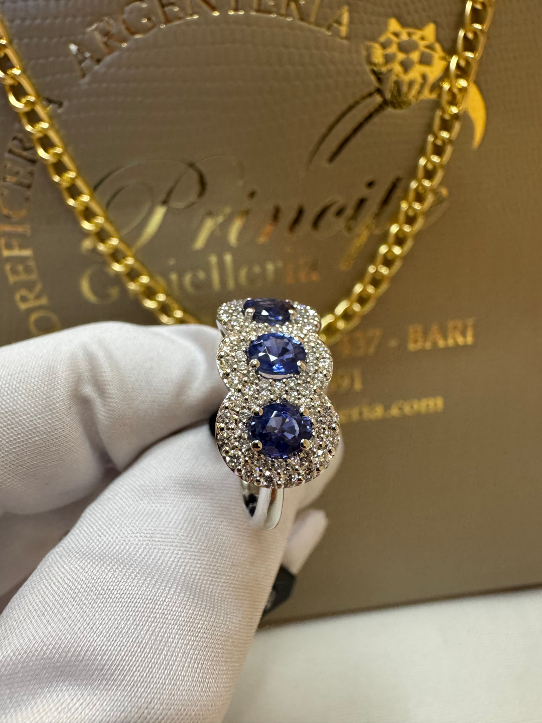 Anello trilogy oro e zaffiri