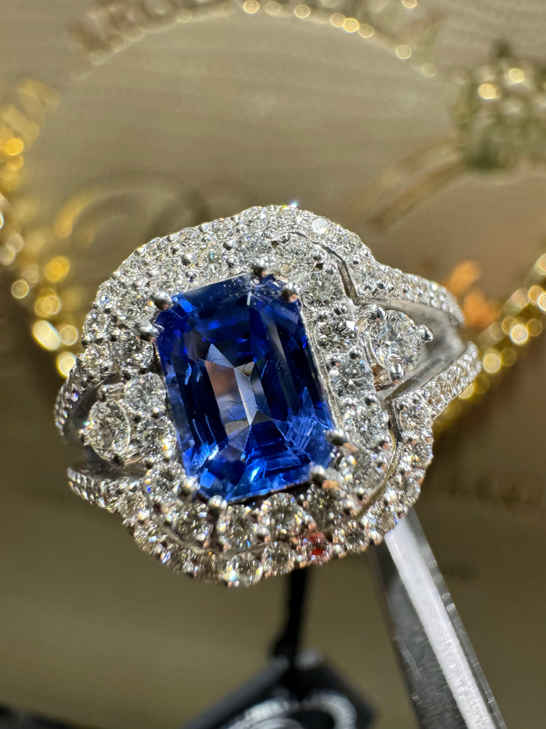 Anello zaffiro Ceylon Emerald cut