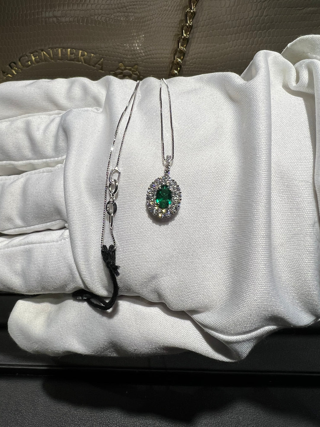 Collana verde e doppio giro oro