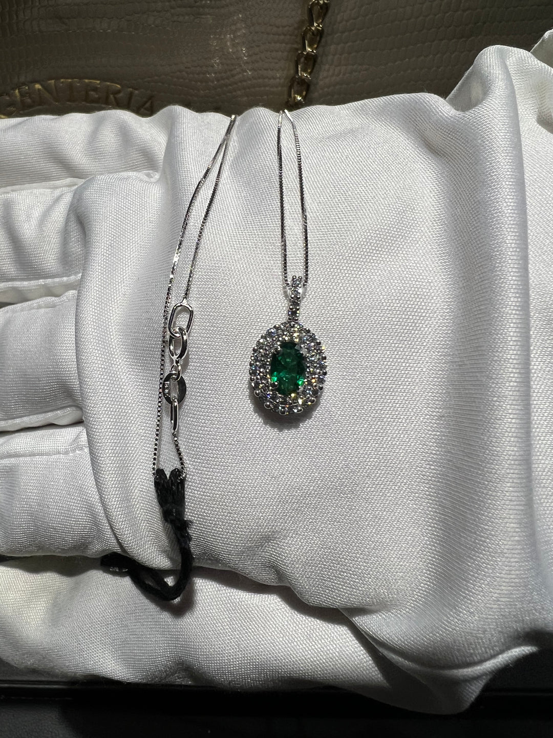 Collana verde e doppio giro oro