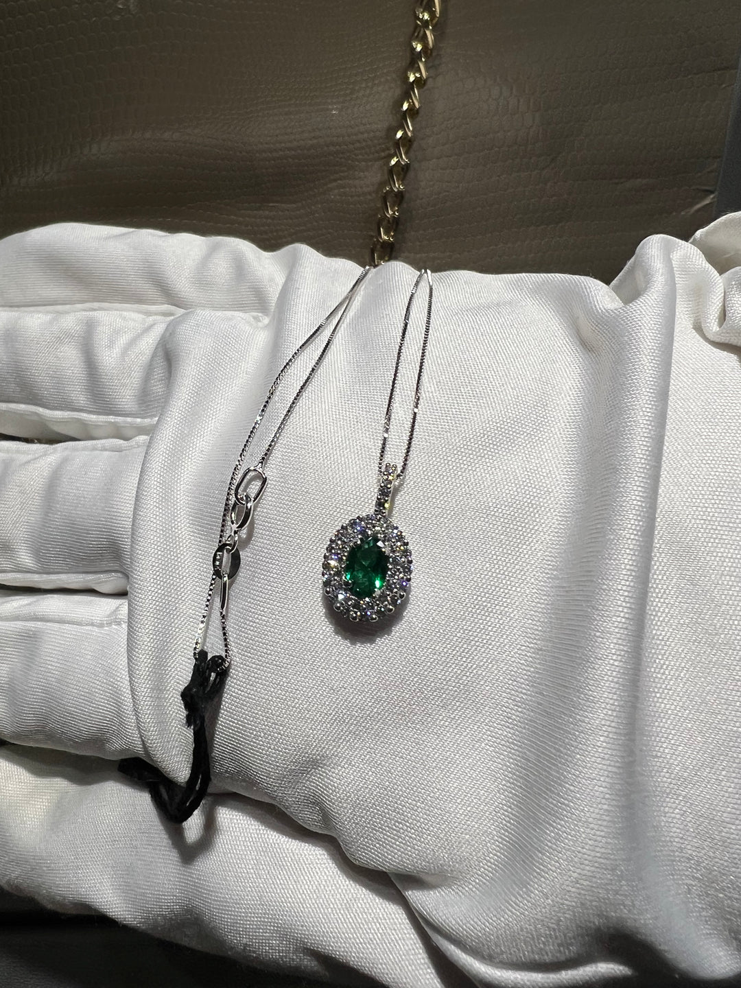 Collana verde e doppio giro oro