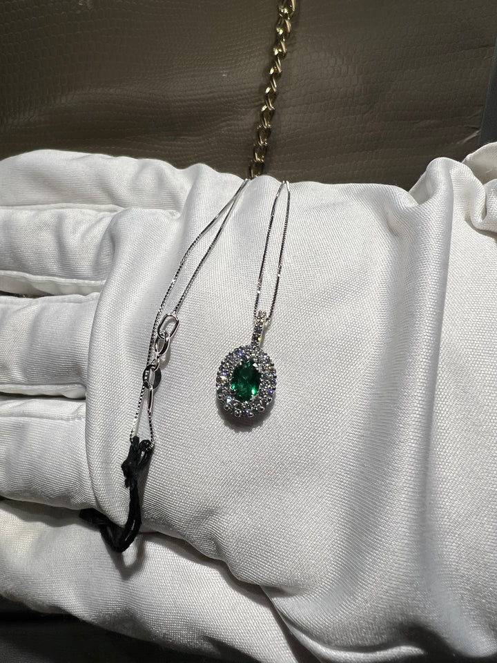 Collana verde e doppio giro oro