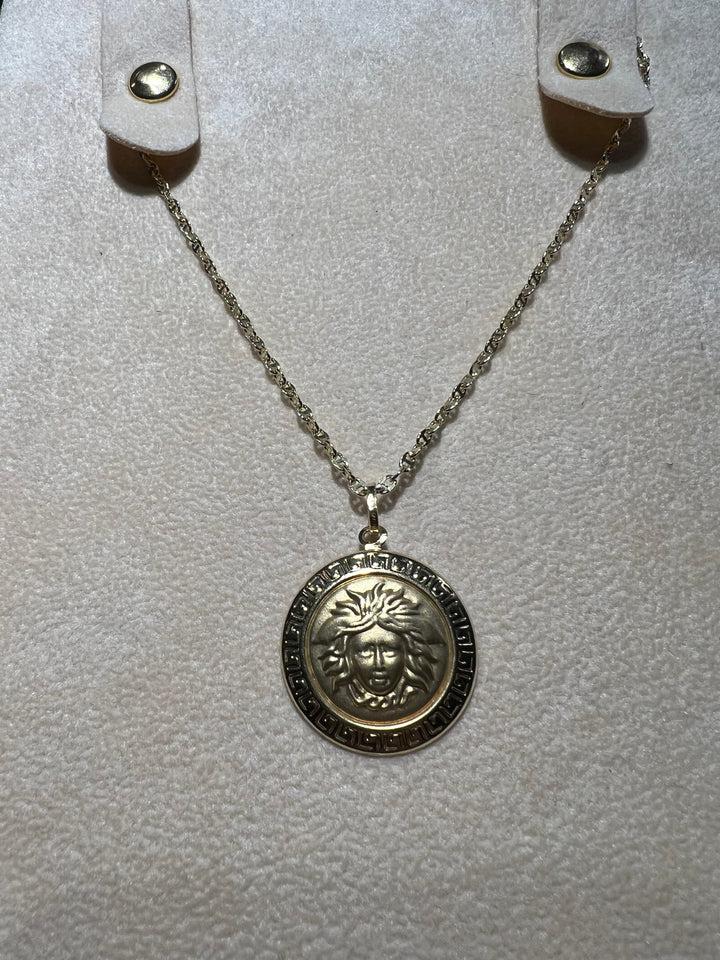 Collana ciondolo medusa oro