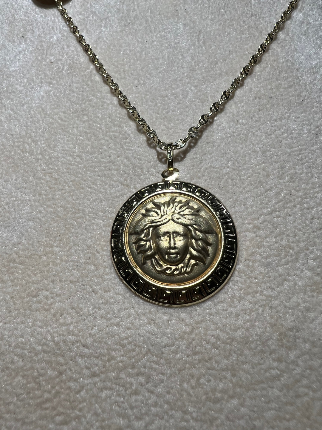 Collana ciondolo medusa oro