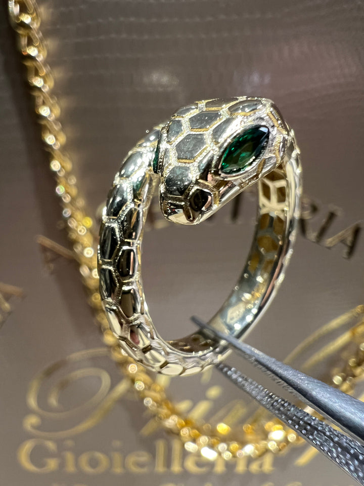 Anello serpente occhi verdi