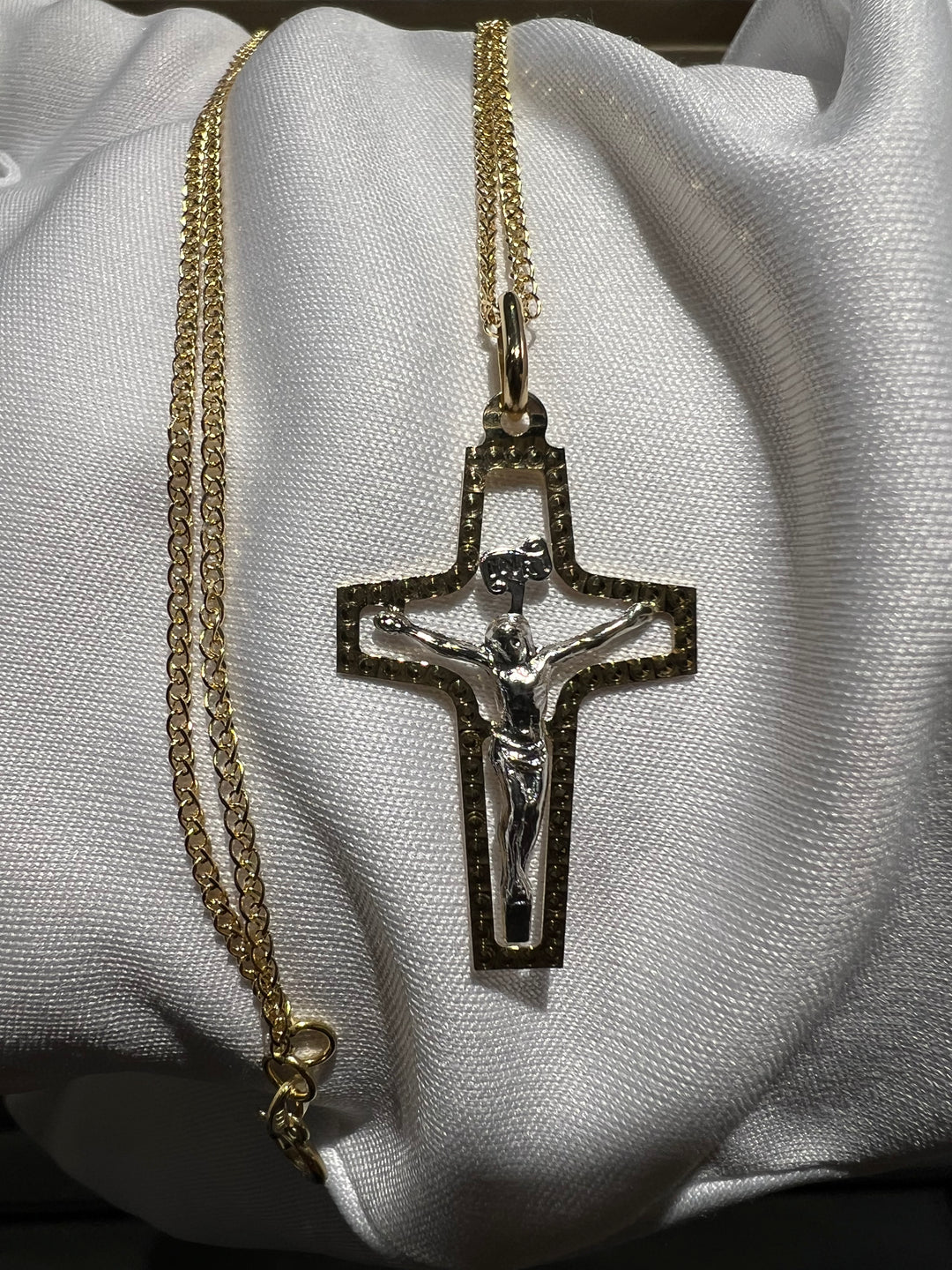 Collana croce bicolore con Cristo a rilievo