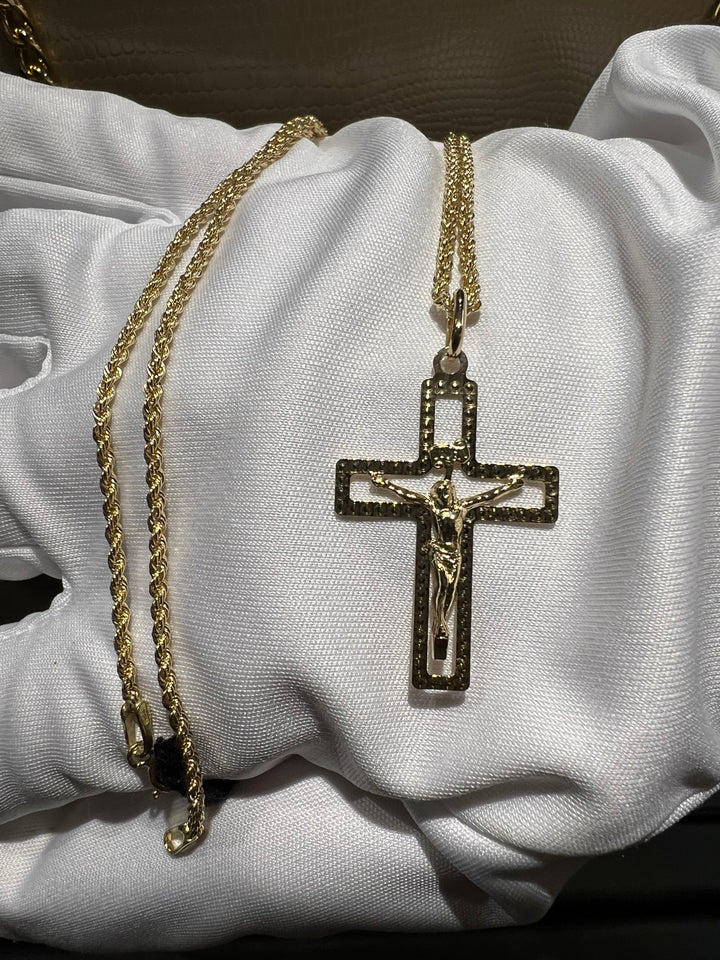 Collana croce con Cristo a rilievo oro giallo