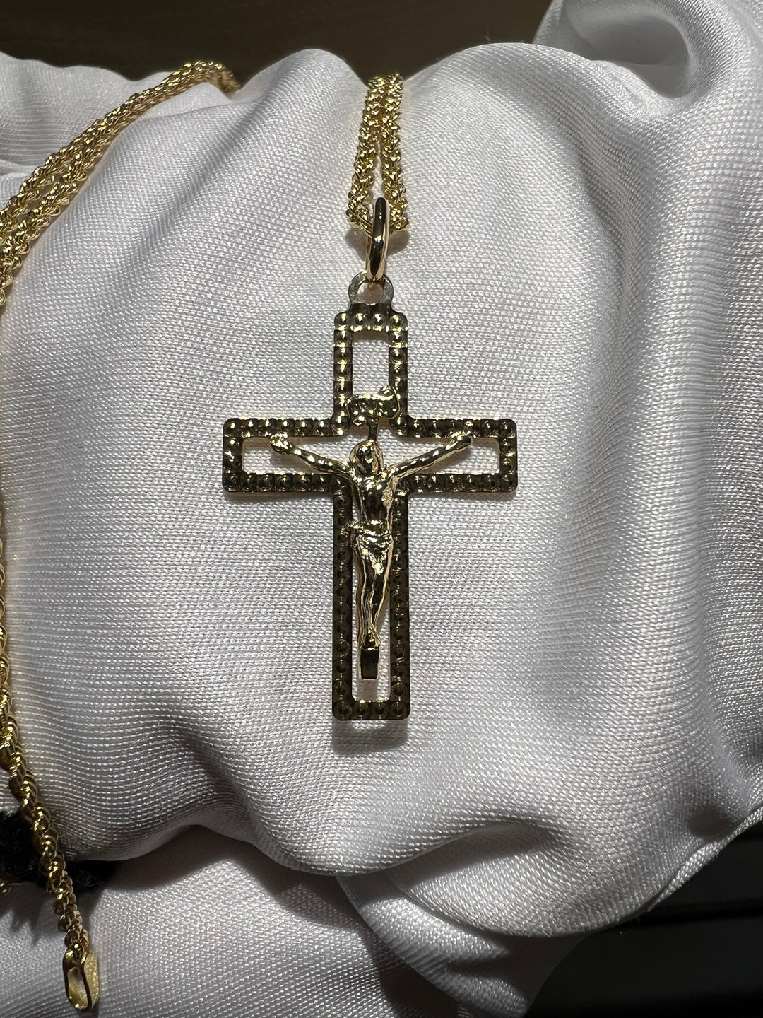 Collana croce con Cristo a rilievo oro giallo