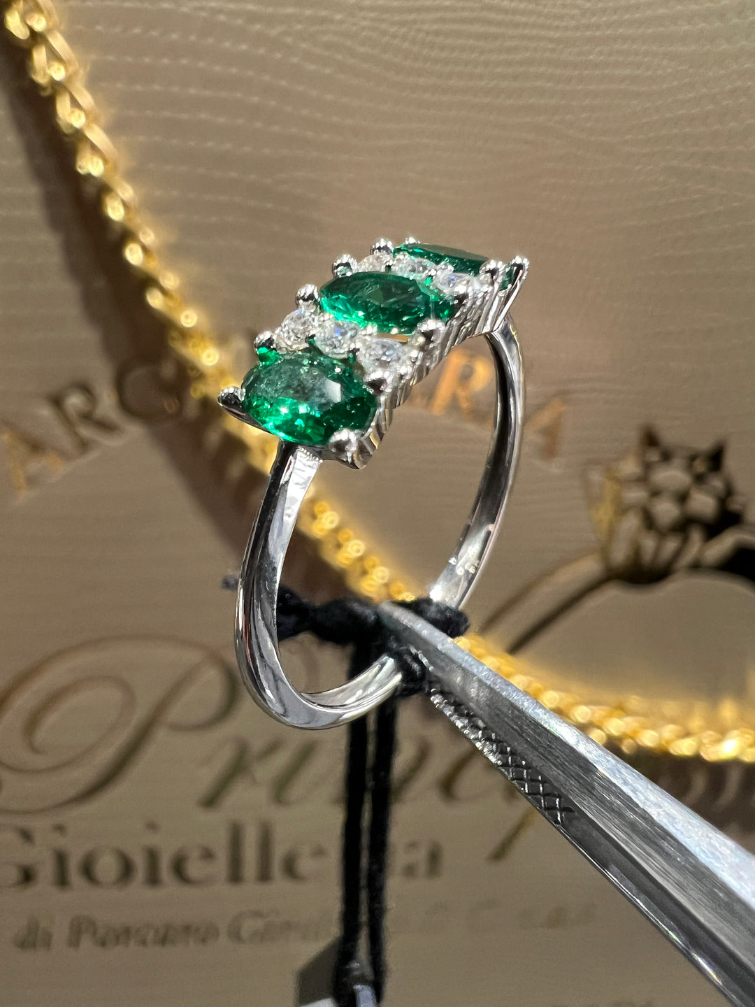 Anello trilogy ovale verde oro