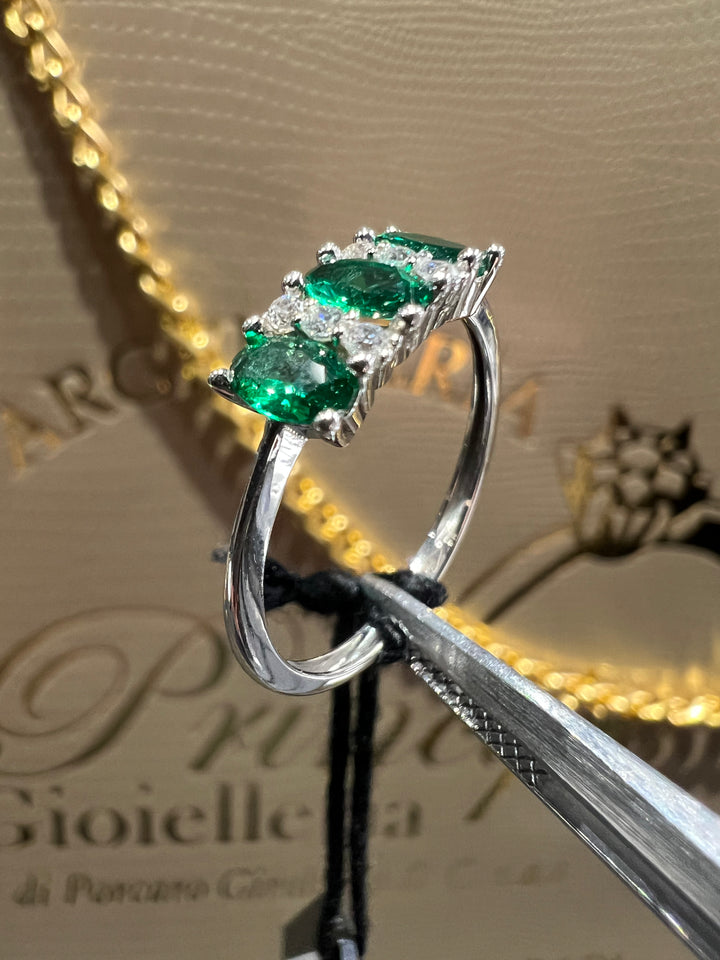 Anello trilogy ovale verde oro