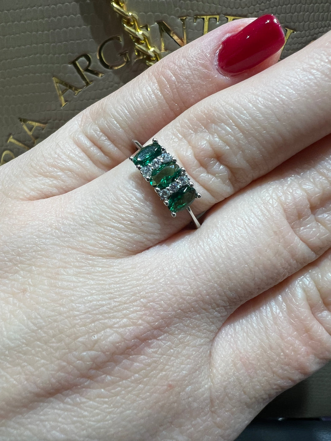 Anello trilogy ovale verde oro