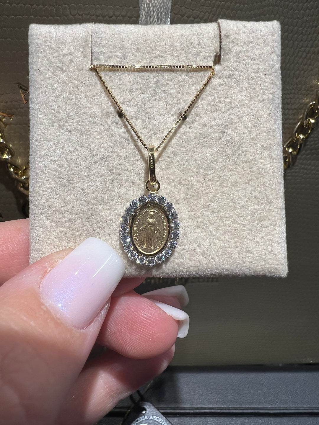 Collana ala d’angelo con croce e nappina rossa - Articoli Religiosi Shemà Collana ala d’angelo con croce e nappina rossa - Articoli Religiosi Shemà